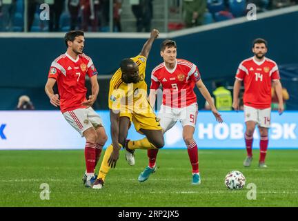San Pietroburgo, Russia – 16 novembre 2019. Attaccante della nazionale belga Romelu Lukaku contro la Russia giocatori Magomed Ozdoyev e Daler Ku Foto Stock