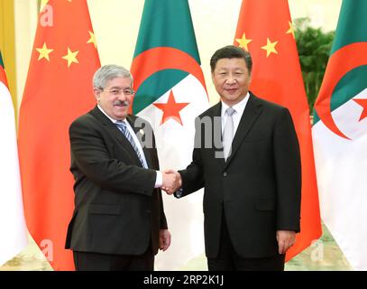 (180905) -- PECHINO, 5 settembre 2018 -- il presidente cinese Xi Jinping (R) incontra il primo ministro algerino Ahmed Ouyahia nella grande sala del popolo di Pechino, capitale della Cina, 5 settembre 2018. )(mcg) CHINA-BEIJING-XI JINPING-ALGERIAN PM-MEETING (CN) LiuxWeibing PUBLICATIONxNOTxINxCHN Foto Stock