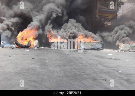 (180905) -- ADEN (YEMEN), 5 settembre 2018 -- Una strada principale è bloccata con pneumatici in fiamme durante una protesta ad Aden, Yemen, il 5 settembre 2018. Le dimostrazioni che richiedevano riforme economiche aumentarono in tutte le province meridionali del paese controllate dal governo compresa la città portuale di Aden per il quarto giorno consecutivo. YEMEN-ADEN-PROTESTA MuradxAbdu PUBLICATIONxNOTxINxCHN Foto Stock