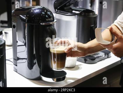 (180905) -- BERLINO, 5 settembre 2018 -- Uno staff di lavoro prepara una tazza di caffè per un visitatore allo stand di Nespresso durante la fiera dell'elettronica di consumo IFA 2018 a Berlino, capitale della Germania, il 5 settembre 2018. L'IFA 2018, che ha attirato più di 245.000 visitatori quest'anno, si è concluso mercoledì. ) GERMANIA-BERLINO-IFA 2018-CLOSE ShanxYuqi PUBLICATIONxNOTxINxCHN Foto Stock