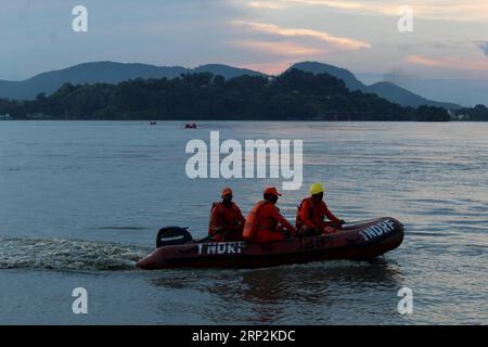 (180906) -- ASSAM, 6 settembre 2018 -- i membri della National Disaster Response Force (NDRF) partecipano a un'operazione di ricerca nel fiume Brahmaputra a Guwahati, India, il 5 settembre 2018. Una persona è stata uccisa e molte altre sono scomparse mercoledì dopo che una barca che li trasportava si è capovolta nello stato nordorientale dell'Assam in India, hanno detto i funzionari. ) (wtc) INDIA-ASSAM-INCIDENTE IN BARCA Stringer PUBLICATIONxNOTxINxCHN Foto Stock