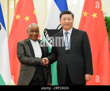 (180906) -- PECHINO, 6 settembre 2018 -- il presidente cinese Xi Jinping (R) incontra il primo ministro del Lesotho Motsoahae Thomas Thabane nella grande sala del popolo di Pechino, capitale della Cina, 6 settembre 2018. )(mcg) CHINA-BEIJING-XI JINPING-LESOTHO PM-MEETING (CN) RaoxAimin PUBLICATIONxNOTxINxCHN Foto Stock