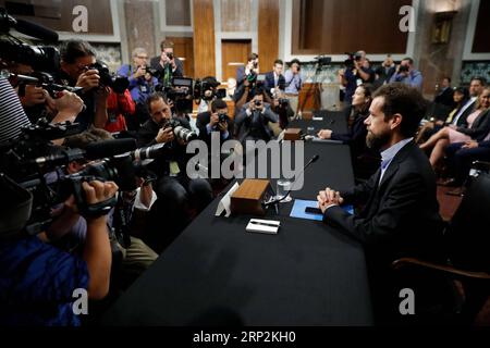 (180906) -- WASHINGTON D.C., 6 settembre 2018 -- il CEO di Twitter Jack Dorsey (R) viene sciolto da fotografi prima di testimoniare al Senate Intelligence Committee on Capitol Hill a Washington D.C., negli Stati Uniti il 5 settembre 2018. ) U.S.-WASHINGTON D.C.-TWITTER-CEO-HEARING TINGXSHEN PUBLICATIONXNOTXINXCHN Foto Stock