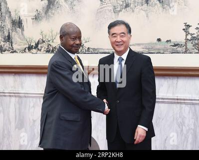 (180906) -- PECHINO, 6 settembre 2018 -- Wang Yang (R), presidente del Comitato Nazionale della Conferenza consultiva politica del popolo cinese, incontra il presidente ugandese Yoweri Museveni a Pechino, capitale della Cina, 6 settembre 2018. )(mp) RIUNIONE DEL PRESIDENTE CINA-PECHINO-WANG YANG-UGANDA (CN) ShenxHong PUBLICATIONxNOTxINxCHN Foto Stock