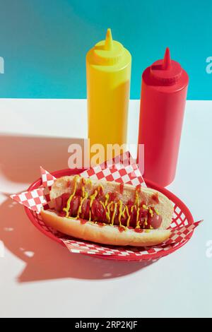 Disposizione ad angolo elevato con bottiglie di salsa hot dog Foto Stock