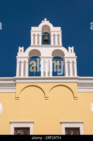 Assunzione della Beata Vergine Maria Chiesa Cattolica della Dormizione, tre Campane di Fira, Firostefani, Santorini, Grecia Foto Stock