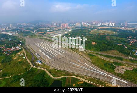 (180906) -- NANNING, 6 settembre 2018 -- foto aerea scattata il 18 giugno 2018 mostra i treni proiettile nella regione autonoma del Guangxi Zhuang, nella Cina meridionale. Il chilometraggio totale delle linee ferroviarie nella regione autonoma di Guangxi Zhuang ha raggiunto 5.191 km da 1.346,3 km nel 1958. La ferrovia è diventata un'arteria dei trasporti e ha portato opportunità economiche al Guangxi. )(wsw) CHINA-GUANGXI-RAILWAY-DEVELOPMENT (CN) HuangxXiaobang PUBLICATIONxNOTxINxCHN Foto Stock