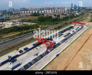 (180906) -- NANNING, 6 settembre 2018 -- foto aerea scattata il 23 maggio 2018 mostra il centro operativo di logistica ferroviaria a Nanning, nella regione autonoma del Guangxi Zhuang nel sud della Cina. Il chilometraggio totale delle linee ferroviarie nella regione autonoma di Guangxi Zhuang ha raggiunto 5.191 km da 1.346,3 km nel 1958. La ferrovia è diventata un'arteria dei trasporti e ha portato opportunità economiche al Guangxi. )(wsw) CHINA-GUANGXI-RAILWAY-DEVELOPMENT (CN) LuxBoan PUBLICATIONxNOTxINxCHN Foto Stock