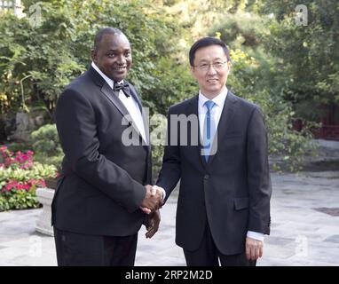 (180906) -- PECHINO, 6 settembre 2018 -- il vice Premier cinese Han Zheng (R), anche membro del Comitato permanente dell'Ufficio politico del Comitato centrale del Partito Comunista Cinese (CPC), incontra il presidente gambiano Adama Barrow a Pechino, capitale della Cina, 6 settembre 2018. )(mcg) RIUNIONE DEL PRESIDENTE CINESE-PECHINO-HAN ZHENG-GAMBIANO (CN) WangxYe PUBLICATIONxNOTxINxCHN Foto Stock