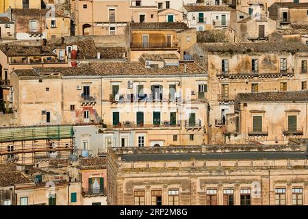 Case storiche sul fianco della collina, centro storico, dettaglio, Modica, città barocca, angolo barocco, sud-est, Sicilia, Italia Foto Stock