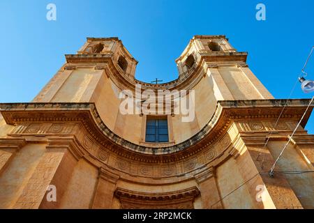 Chiesa di Montevergine, chiesa cattolica, frontale dal basso, luce notturna, grandangolo, noto, città barocca, angolo barocco, sud-est, Sicilia Foto Stock