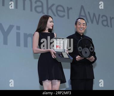 (180907) -- VENEZIA, 7 settembre 2018 -- il regista cinese Zhang Yimou (R) riceve il premio Jaeger-LeCoultre Glory to the Filmmaker durante la 75a Mostra Internazionale d'Arte cinematografica di Venezia, 6 settembre 2018. ) (wtc) ITALY-VENICE-FILM FESTIVAL-ZHANG YIMOU-AWARD ChengxTingting PUBLICATIONxNOTxINxCHN Foto Stock