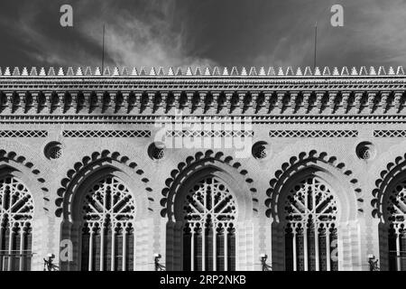 Edificio decorato in stile mudejar della stazione ferroviaria di Toledo, la Mancha, Spagna. Foto Stock