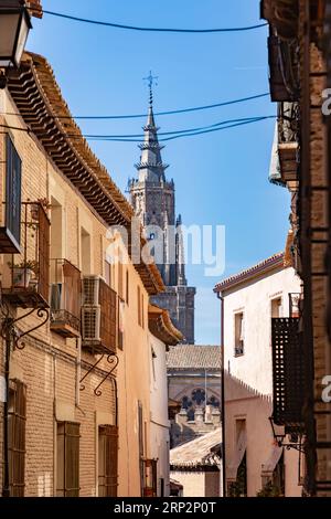 Architettura tipica e vista sulla strada a Toledo, Castilla la Mancha, Spagna. Foto Stock