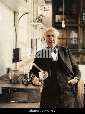 Thomas Edison in laboratorio con le lampadine 'Edison Effect'. c 1919. New Jersey. Foto Stock