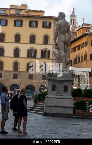 Una delle grandi statue di Ercole e Caco all'ingresso principale del XIII secolo Palazzo Vecchio (municipio di Firenze e museo d'arte sul P Foto Stock