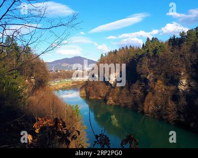 Splendida vista del canyon del fiume Sava vicino a Kranj a Gorenjska, Slovenia, con un riflesso sul fiume e sulla collina Jost alle spalle Foto Stock