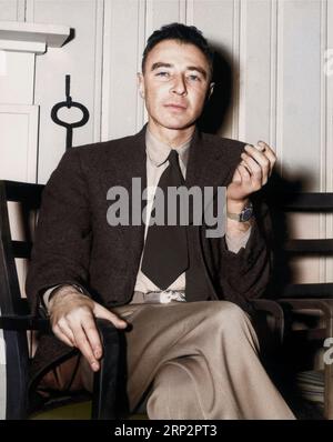 J. Robert Oppenheimer fuma una sigaretta al Guest Lodge, Oak Ridge, Tennessee. c. 1946. Foto Stock