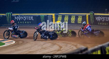 Kim Nilsson (233) (Rosso) guida Maciej Janowski (71) (Blu), Martin Vaculik (54) (giallo) e Dan Bewley (99) (bianco) durante il FIM Speedway Grand Prix di Gran Bretagna al Principality Stadium di Cardiff sabato 2 settembre 2023. (Foto: Ian Charles | mi News) crediti: MI News & Sport /Alamy Live News Foto Stock