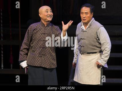 (180910) -- MISSISSAUGA, 10 settembre 2018 -- Chen Peisi (L) e Yang Lixin si esibiscono nel teatro drammatico Stage al Mississauga Living Arts Centre di Mississauga, The Greater Toronto area (GTA), Canada, il 9 settembre 2018. Il dramma diretto dall'artista comico cinese Chen Peisi racconta una storia degli artisti dell'Opera di Pechino negli anni '1930 )(yy) CANADA-MISSISSAUGA-CHINESE THEATER DRAMA-STAGE ZouxZheng PUBLICATIONxNOTxINxCHN Foto Stock