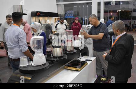 (180909) -- DAMASCO, 9 settembre 2018 -- Syrians Browse Products at the Damasco International Fair Outside Damasco, Siria, il 9 settembre 2018. La 60a Fiera Internazionale di Damasco è iniziata il 6 settembre, mentre il governo sta promuovendo opportunità di investimento in Siria in una situazione di sicurezza migliorata. SIRIA-DAMASCO-FIERA INTERNAZIONALE AmmarxSafarjalani PUBLICATIONxNOTxINxCHN Foto Stock