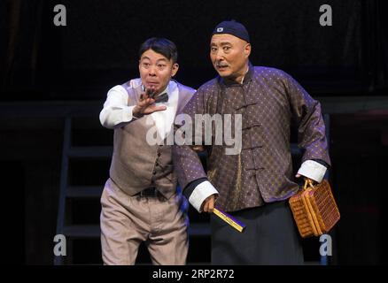 (180910) -- MISSISSAUGA, 10 settembre 2018 -- Chen Peisi (R) e Guo Xiao si esibiscono nel teatro drammatico Stage al Mississauga Living Arts Centre di Mississauga, The Greater Toronto area (GTA), Canada, il 9 settembre 2018. Il dramma diretto dall'artista comico cinese Chen Peisi racconta una storia degli artisti dell'Opera di Pechino negli anni '1930 )(yy) CANADA-MISSISSAUGA-CHINESE THEATER DRAMA-STAGE ZouxZheng PUBLICATIONxNOTxINxCHN Foto Stock