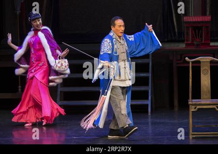 (180910) - MISSISSAUGA, 10 settembre 2018 - Yang Lixin (R) e Xu Jingyao si esibiscono nel teatro drammatico Stage al Mississauga Living Arts Centre di Mississauga, The Greater Toronto area (GTA), Canada, il 9 settembre 2018. Il dramma diretto dall'artista comico cinese Chen Peisi racconta una storia degli artisti dell'Opera di Pechino negli anni '1930 )(yy) CANADA-MISSISSAUGA-CHINESE THEATER DRAMA-STAGE ZouxZheng PUBLICATIONxNOTxINxCHN Foto Stock