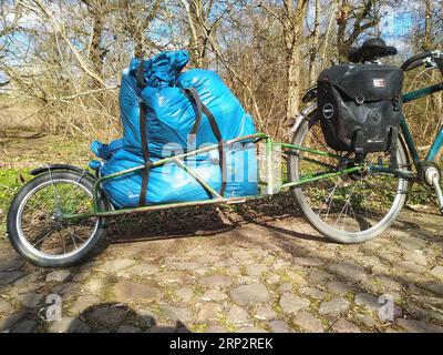 Rimozione di rifiuti illegalmente scaricati dalla riserva naturale di Dessau-Rosslau, Sassonia-Anhalt, Germania Foto Stock