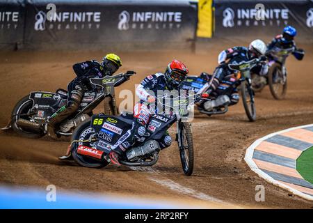 Freddie Lindgren (66) (Rosso) guida Tai Woffinden (108) (giallo) Kim Nilsson (233) (bianco) e Leon Madsen (30) (Blu) durante il FIM Speedway Grand Prix di Gran Bretagna al Principality Stadium di Cardiff sabato 2 settembre 2023. (Foto: Ian Charles | mi News) Foto Stock