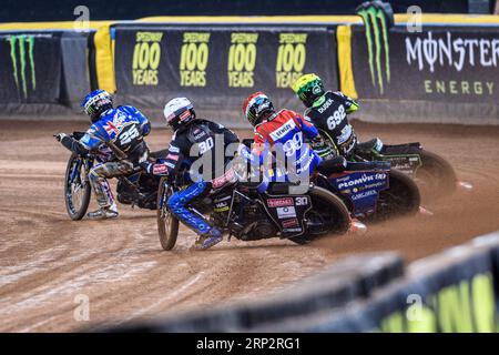 Jack Holder (25) (blu) guida Leon Madsen (30) (bianco), Dan Bewley (99) (rosso) e Patryk Dudek (692) (giallo) durante il FIM Speedway Grand Prix di Gran Bretagna al Principality Stadium di Cardiff sabato 2 settembre 2023. (Foto: Ian Charles | mi News) Foto Stock