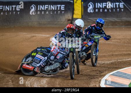 Freddie Lindgren (66) (Rosso) guida Kim Nilsson (233) (bianco) e Leon Madsen (30) (Blu) durante il FIM Speedway Grand Prix di Gran Bretagna al Principality Stadium di Cardiff sabato 2 settembre 2023. (Foto: Ian Charles | mi News) crediti: MI News & Sport /Alamy Live News Foto Stock