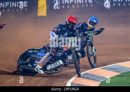 Kim Nilsson (233) (Rosso) guida Maciej Janowski (71) (Blu) durante il Gran Premio di Gran Bretagna della FIM Speedway al Principality Stadium di Cardiff sabato 2 settembre 2023. (Foto: Ian Charles | mi News) Foto Stock