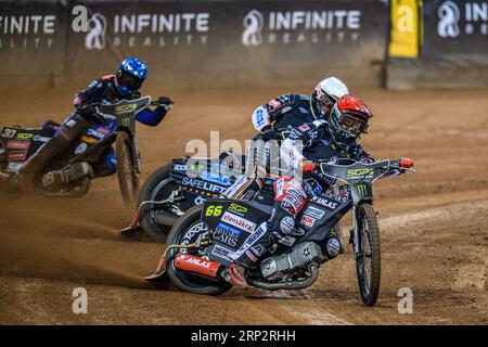 Freddie Lindgren (66) (Rosso) guida Kim Nilsson (233) (bianco) e Leon Madsen (30) (Blu) durante il FIM Speedway Grand Prix di Gran Bretagna al Principality Stadium di Cardiff sabato 2 settembre 2023. (Foto: Ian Charles | mi News) crediti: MI News & Sport /Alamy Live News Foto Stock