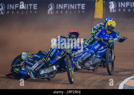 Jason Doyle (69) (Rosso) guida Robert Lambert (505) (giallo) durante il FIM Speedway Grand Prix di Gran Bretagna al Principality Stadium di Cardiff sabato 2 settembre 2023. (Foto: Ian Charles | mi News) Foto Stock