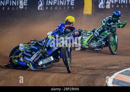 Jason Doyle (69) (Rosso) guida Robert Lambert (505) (giallo) e Patryk Dudek (692) (Blu) durante il FIM Speedway Grand Prix di Gran Bretagna al Principality Stadium di Cardiff sabato 2 settembre 2023. (Foto: Ian Charles | mi News) crediti: MI News & Sport /Alamy Live News Foto Stock