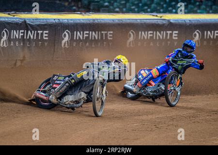 Maciej Janowski (71) (giallo) guida Andzejs Lebedevs (29) (Blu) durante il FIM Speedway Grand Prix di Gran Bretagna al Principality Stadium di Cardiff sabato 2 settembre 2023. (Foto: Ian Charles | mi News) crediti: MI News & Sport /Alamy Live News Foto Stock