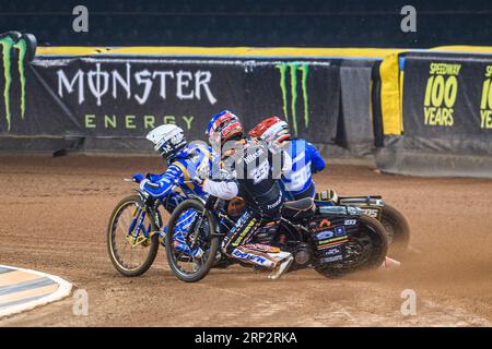 Bartosz Zmarzlik (95) (bianco) conduce Robert Lambert (505) (Rosso) e Kim Nilsson (233) (Blu) durante il FIM Speedway Grand Prix di Gran Bretagna al Principality Stadium di Cardiff sabato 2 settembre 2023. (Foto: Ian Charles | mi News) crediti: MI News & Sport /Alamy Live News Foto Stock