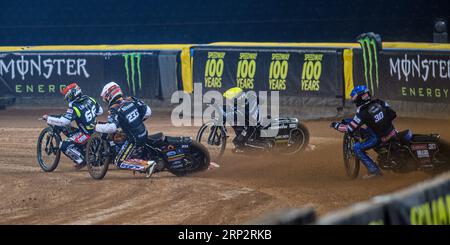 Freddie Lindgren (66) (Rosso) conduce Kim Nilsson (233) (bianco), Tai Woffinden (108) (giallo) e Leon Madsen (30) (Blu) durante il FIM Speedway Grand Prix di Gran Bretagna al Principality Stadium di Cardiff sabato 2 settembre 2023. (Foto: Ian Charles | mi News) Foto Stock