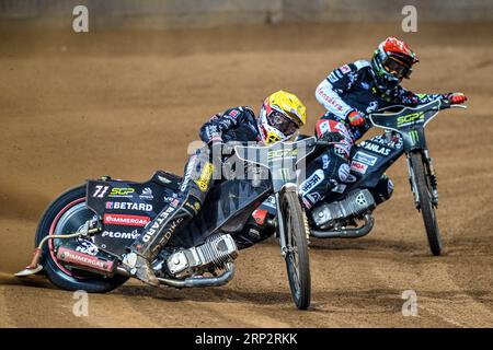 Maciej Janowski (71) (giallo) guida Freddie Lindgren (66) (Rosso) durante il FIM Speedway Grand Prix di Gran Bretagna al Principality Stadium di Cardiff sabato 2 settembre 2023. (Foto: Ian Charles | mi News) crediti: MI News & Sport /Alamy Live News Foto Stock