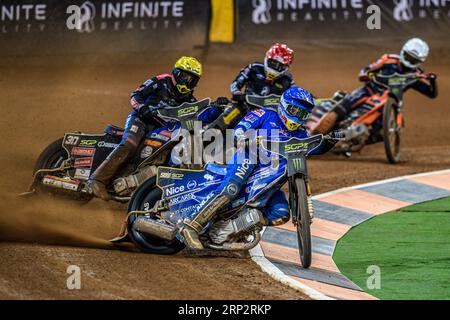 Robert Lambert (505) (blu) guida Leon Madsen (30) (giallo) Maciej Janowski (71) (rosso) e Mikkel Michelsen (155) (bianco) durante il FIM Speedway Grand Prix di Gran Bretagna al Principality Stadium di Cardiff sabato 2 settembre 2023. (Foto: Ian Charles | mi News) crediti: MI News & Sport /Alamy Live News Foto Stock