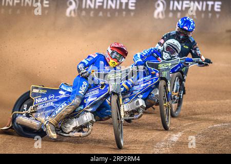 Robert Lambert (505) (Rosso) guida Bartosz Zmarzlik (95) (bianco) e Kim Nilsson (233) (Blu) durante il Gran Premio di Gran Bretagna della FIM Speedway al Principality Stadium di Cardiff sabato 2 settembre 2023. (Foto: Ian Charles | mi News) crediti: MI News & Sport /Alamy Live News Foto Stock