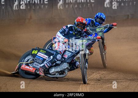 Freddie Lindgren (66) (Rosso) guida Andzejs Lebedevs (29) (Blu) durante il FIM Speedway Grand Prix di Gran Bretagna al Principality Stadium di Cardiff sabato 2 settembre 2023. (Foto: Ian Charles | mi News) crediti: MI News & Sport /Alamy Live News Foto Stock