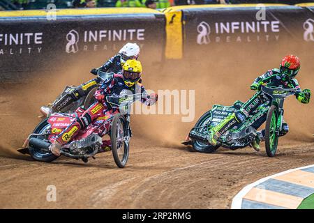 Max Fricke (46) (giallo) guida Maciej Janowski (71) (bianco) e Patryk Dudek (692) (rosso) durante il FIM Speedway Grand Prix di Gran Bretagna al Principality Stadium di Cardiff sabato 2 settembre 2023. (Foto: Ian Charles | mi News) crediti: MI News & Sport /Alamy Live News Foto Stock