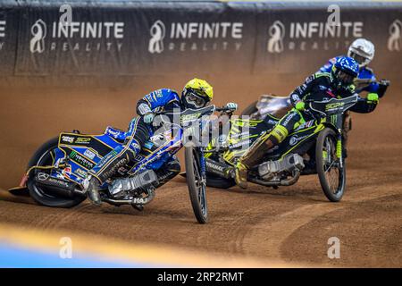 Jack Holder (25) (giallo) guida Patryk Dudek (692) (Blu) e Robert Lambert (505) (bianco) durante il FIM Speedway Grand Prix di Gran Bretagna al Principality Stadium di Cardiff sabato 2 settembre 2023. (Foto: Ian Charles | mi News) crediti: MI News & Sport /Alamy Live News Foto Stock