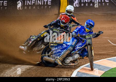 Robert Lambert (505) (Blu) guida Maciej Janowski (71) (Rosso) e Mikkel Michelsen (155) (bianco) durante il FIM Speedway Grand Prix di Gran Bretagna al Principality Stadium di Cardiff sabato 2 settembre 2023. (Foto: Ian Charles | mi News) crediti: MI News & Sport /Alamy Live News Foto Stock