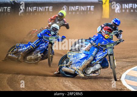 Robert Lambert (505) (Rosso) guida Bartosz Zmarzlik (95) (bianco) Kim Nilsson (233) (Blu) e Steve Worrall (16) (giallo) durante il FIM Speedway Grand Prix di Gran Bretagna al Principality Stadium di Cardiff sabato 2 settembre 2023. (Foto: Ian Charles | mi News) crediti: MI News & Sport /Alamy Live News Foto Stock