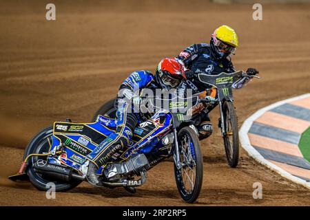 Jack Holder (25) (rosso) guida Kim Nilsson (233) (giallo) durante il FIM Speedway Grand Prix di Gran Bretagna al Principality Stadium di Cardiff sabato 2 settembre 2023. (Foto: Ian Charles | mi News) crediti: MI News & Sport /Alamy Live News Foto Stock