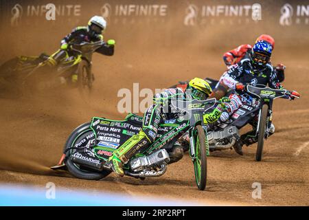 Patryk Dudek (692) (giallo) guida Freddie Lindgren (66) (Blu) Steve Worrall (16) (Rosso) e Martin Vaculik (54) (bianco) durante il FIM Speedway Grand Prix di Gran Bretagna al Principality Stadium di Cardiff sabato 2 settembre 2023. (Foto: Ian Charles | mi News) crediti: MI News & Sport /Alamy Live News Foto Stock