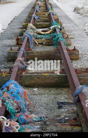 Rifiuti marini lavati sulla spiaggia, impatto umano sull'ecosistema marino, resti di reti di plastica e corde in una pista, Minsener Oog, bassa Sassonia Foto Stock