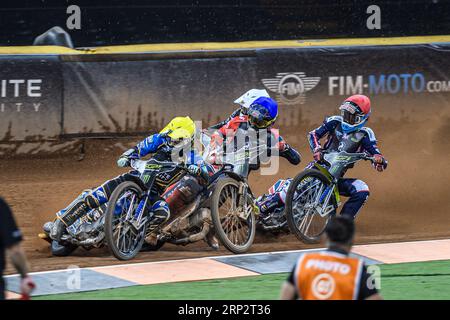 Jack Holder (25) (giallo) guida Anders Rowe (17) (bianco), Steve Worrall (16) (blu) e Maciej Janowski (71) (rosso) durante il FIM Speedway Grand Prix di Gran Bretagna al Principality Stadium di Cardiff sabato 2 settembre 2023. (Foto: Ian Charles | mi News) crediti: MI News & Sport /Alamy Live News Foto Stock